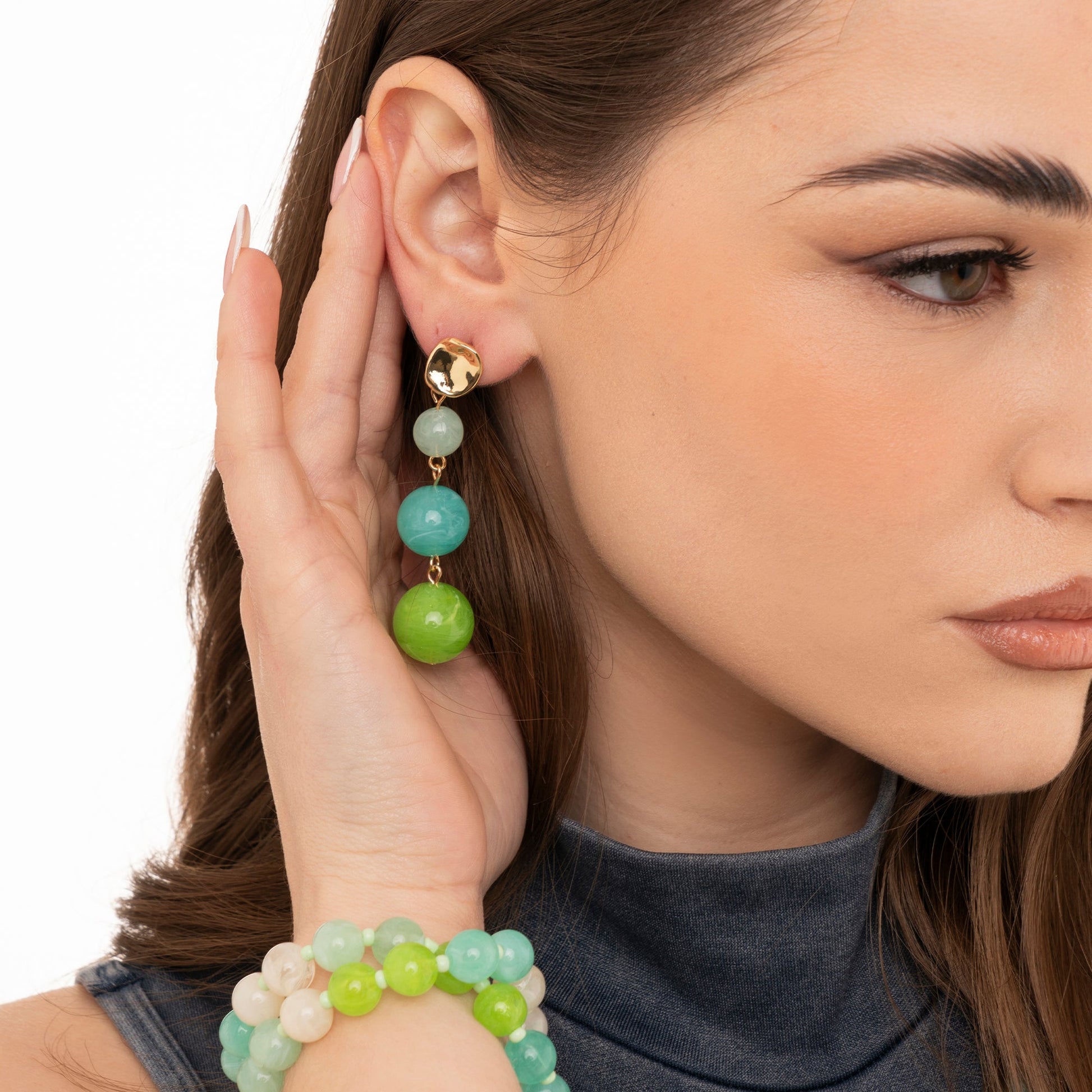 Orecchini pendenti con tripla sfera in acrilico tono verde - Mya Accessories