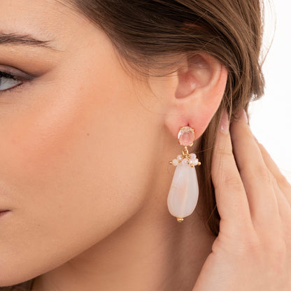 Orecchini pendenti con pietre dure e micro cristalli tono rosa - Mya Accessories