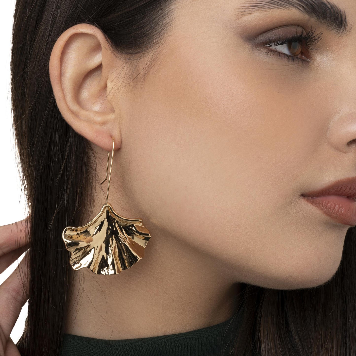 Orecchini pendenti con fiore in metallo lucido - Mya Accessories