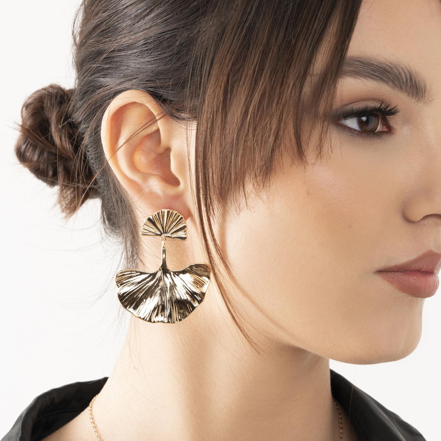 Orecchini pendenti con fiore in metallo rigato - Mya Accessories