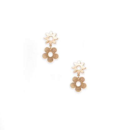 Orecchini pendenti con doppio fiore in metallo - Mya Accessories