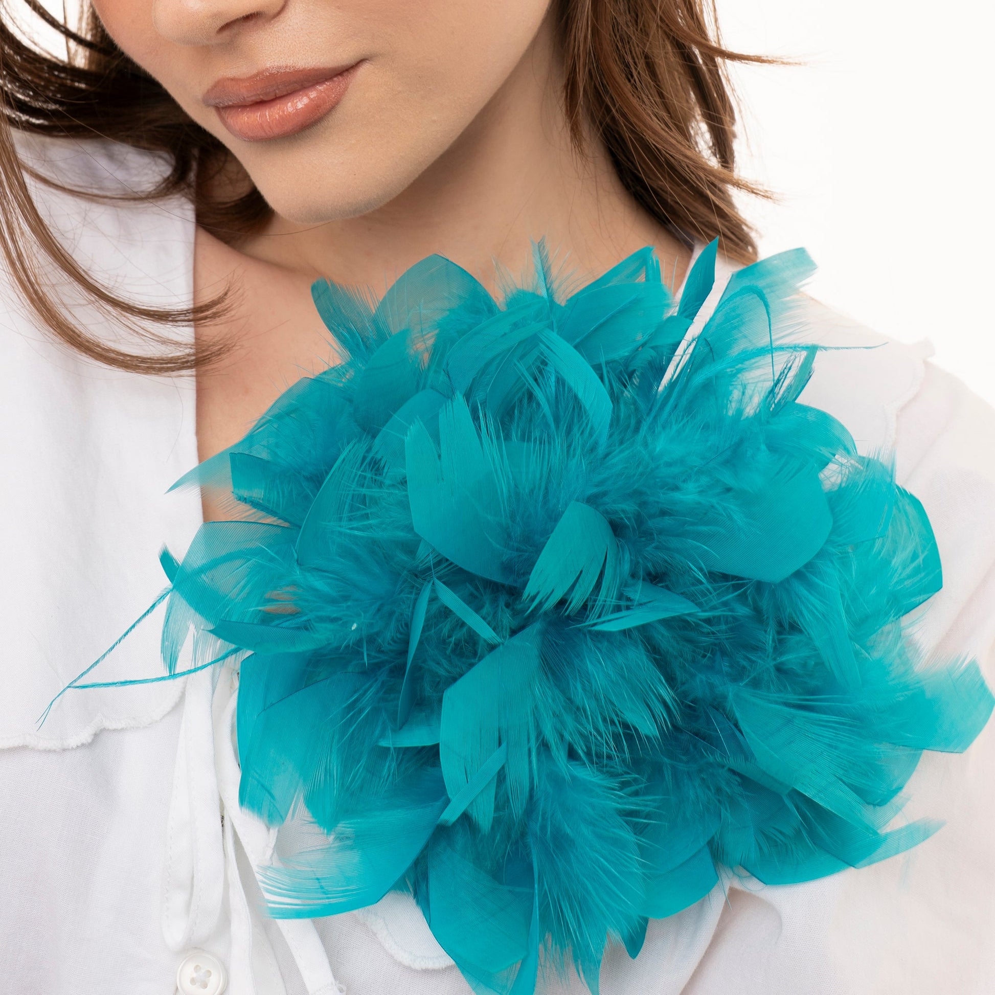Spilla a fiore a piume tono petrolio - Mya Accessories