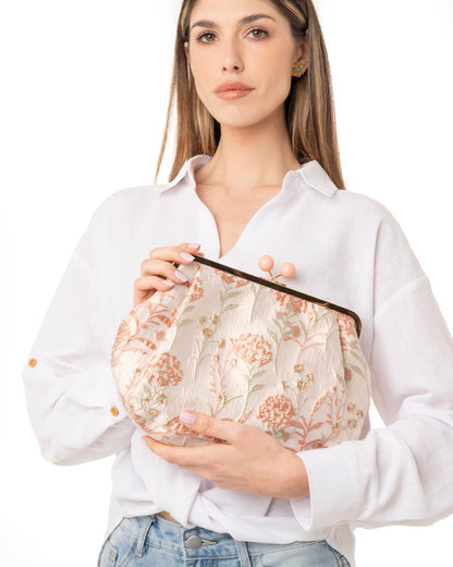 Borsa clutch clic clac con fondo beige e texture a fiori rosa