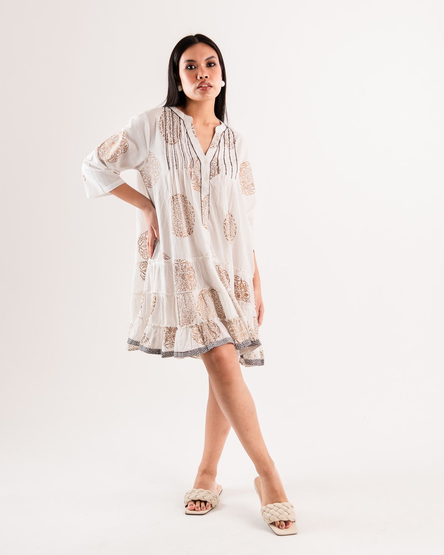 Vestito in cotone bianco corto con stampa oro