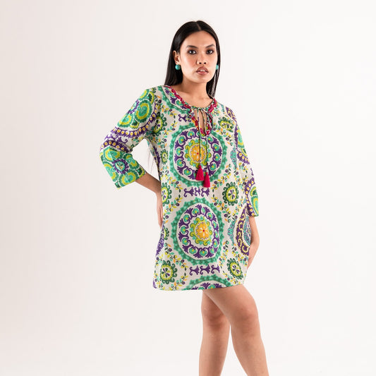 Vestito in cotone corto con stampa viola e verde