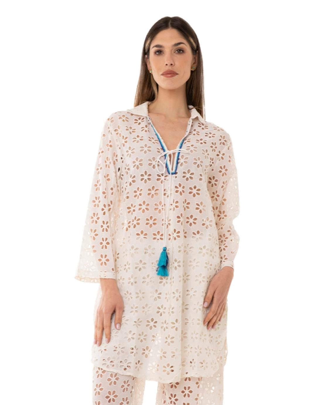 Camicione lungo in cotone bianco con fori a forma di fiore