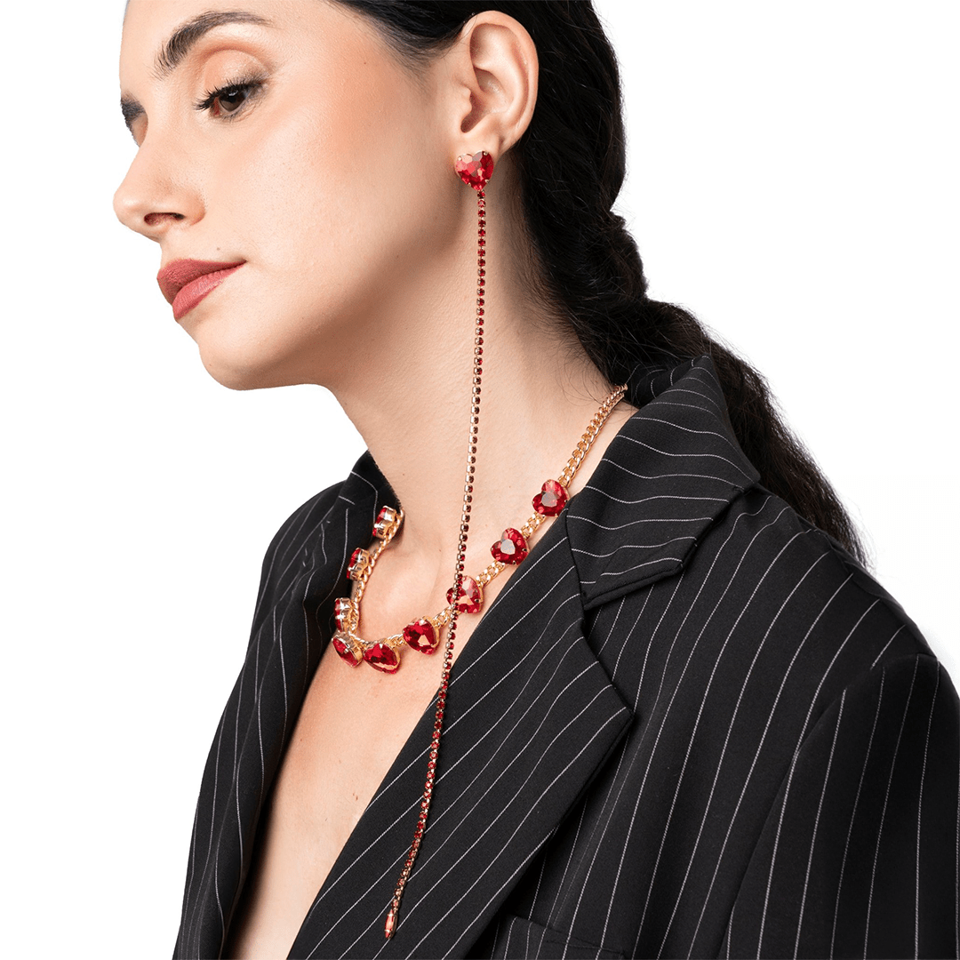 Orecchini lunghi a filo di strass con pietra a cuoricino in vetro rossa - Mya Accessories