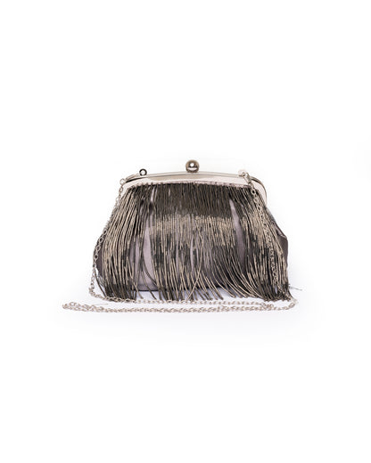 Borsa pochette grigia con perline e paillette pendenti