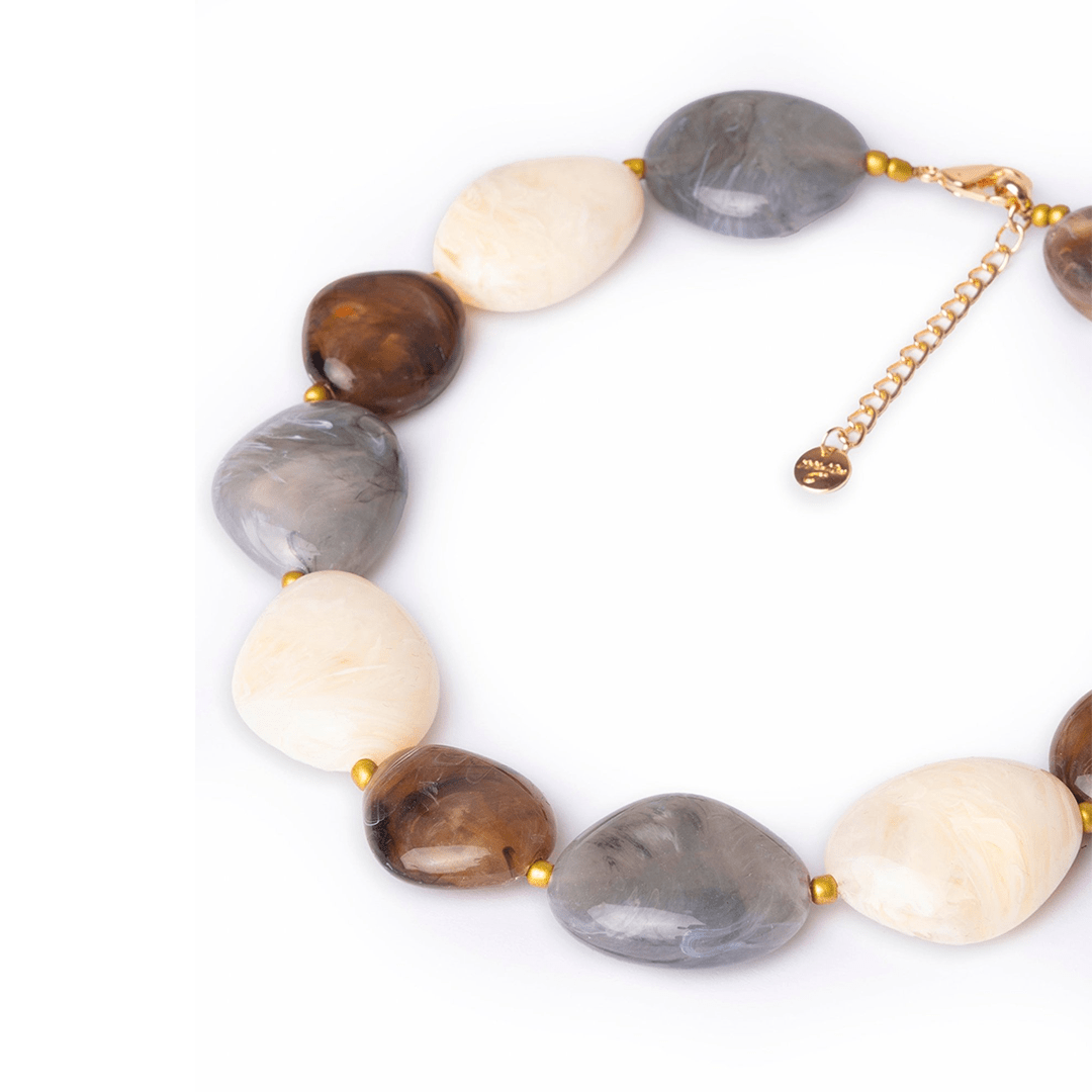 Collana girocollo con pietre schiacciate in acrilico tono grigio - Mya Accessories