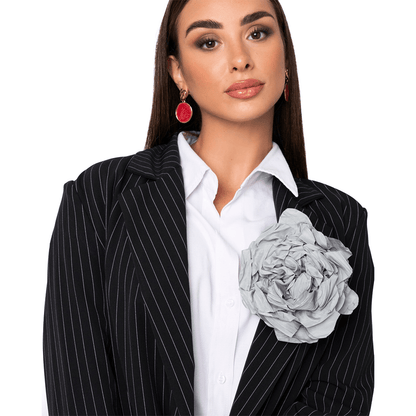 Spilla a forma di fiore in tessuto grigio - Mya Accessories