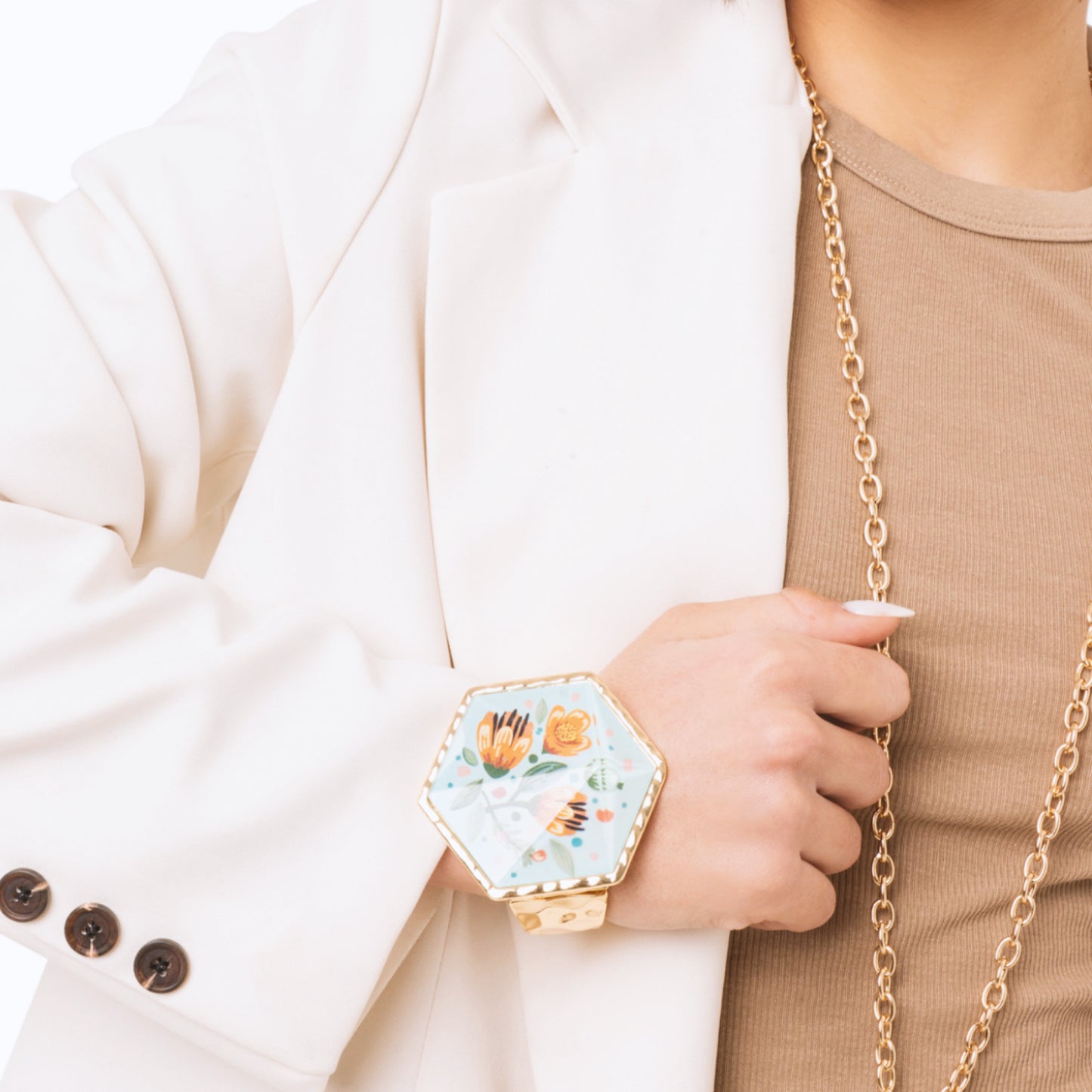 Bracciale rigido elastico con medaglione esagonale e design floreale in resina