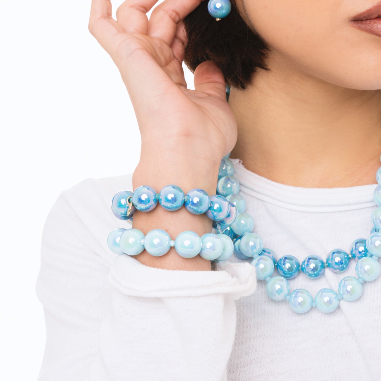 Bracciale elastico a due fili con sfere lucide in acrilico multi blu