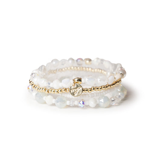Bracciale elastico multi filo con pietre in vetro e conchiglie bianche