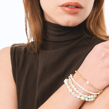 Bracciale elastico multi filo con pietre in vetro e conchiglie tono verde