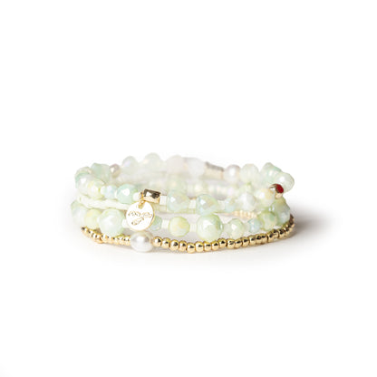 Bracciale elastico multi filo con pietre in vetro e conchiglie tono verde