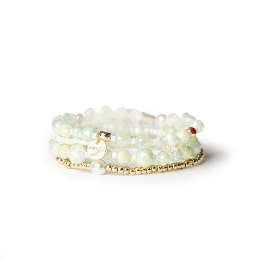 Bracciale elastico multi filo con pietre in vetro e conchiglie tono verde