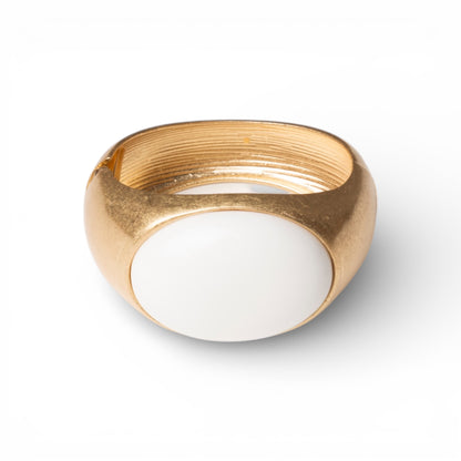 Bracciale a manetta con pietra in resina bianca