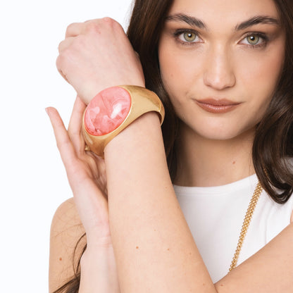 Bracciale a manetta con pietra in resina rosa