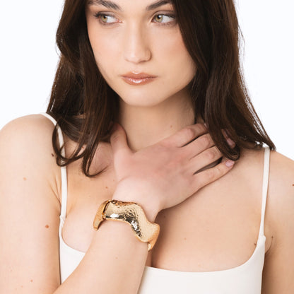 Bracciale a manetta rigido con design ad onda