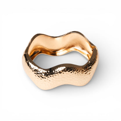 Bracciale a manetta rigido con design ad onda