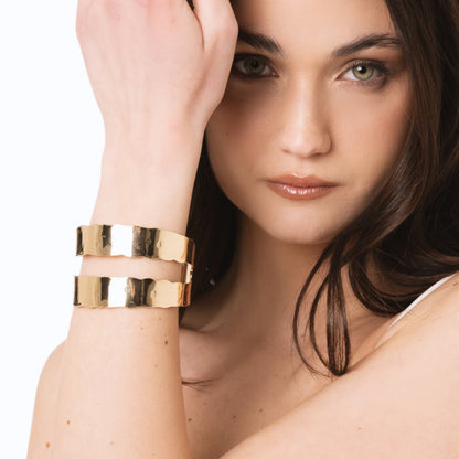 Bracciale rigido a fascia in metallo con bordo dentellato