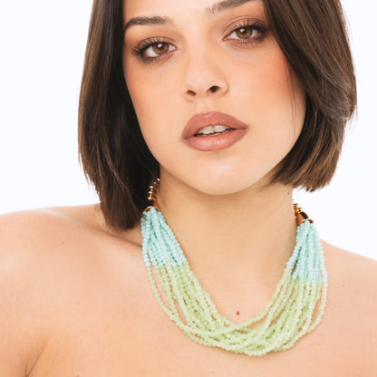 Collana girocollo multi filo di pietre in vetro multi verde