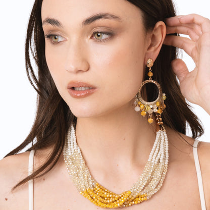 Collana girocollo multi filo di pietre in vetro bianche e gialle
