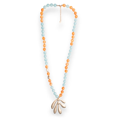 Collana lunga con sfere in acrilico arancio e turchesi, pendente a foglia