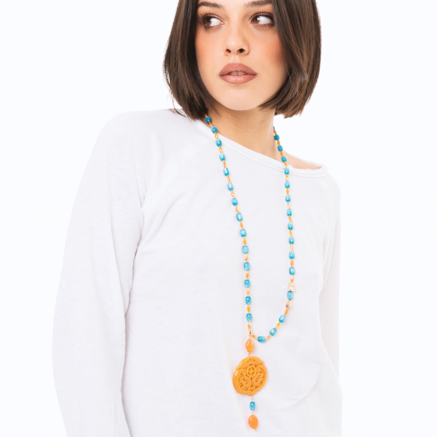 Collana lunga con pietre in acrilico e vetro, pendente mandala arancio