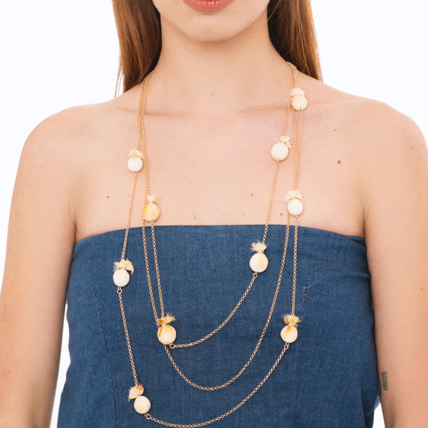 Collana lunga a tre fili in catena sottile con caramelle in cotone tono beige