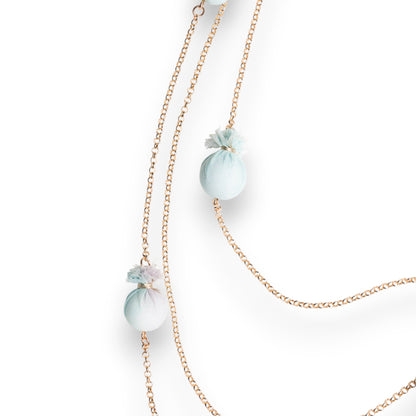 Collana lunga a tre fili in catena sottile con caramelle in cotone tono azzurro