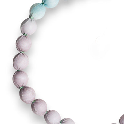 Collana girocollo con caramelle in cotone tono azzurro