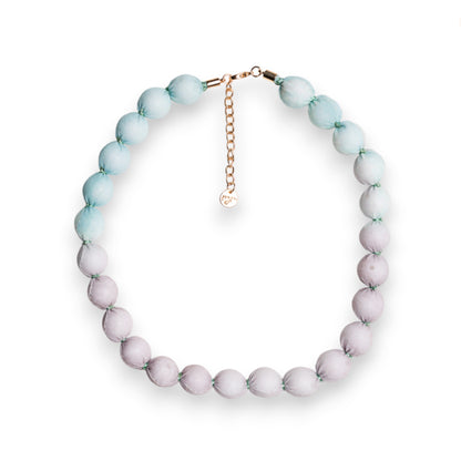 Collana girocollo con caramelle in cotone tono azzurro