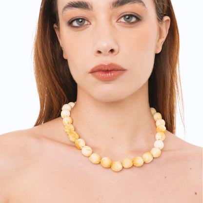 Collana girocollo con caramelle in cotone tono beige