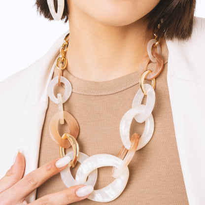 Collana girocollo a catena con inserti in acrilico ovali tono beige