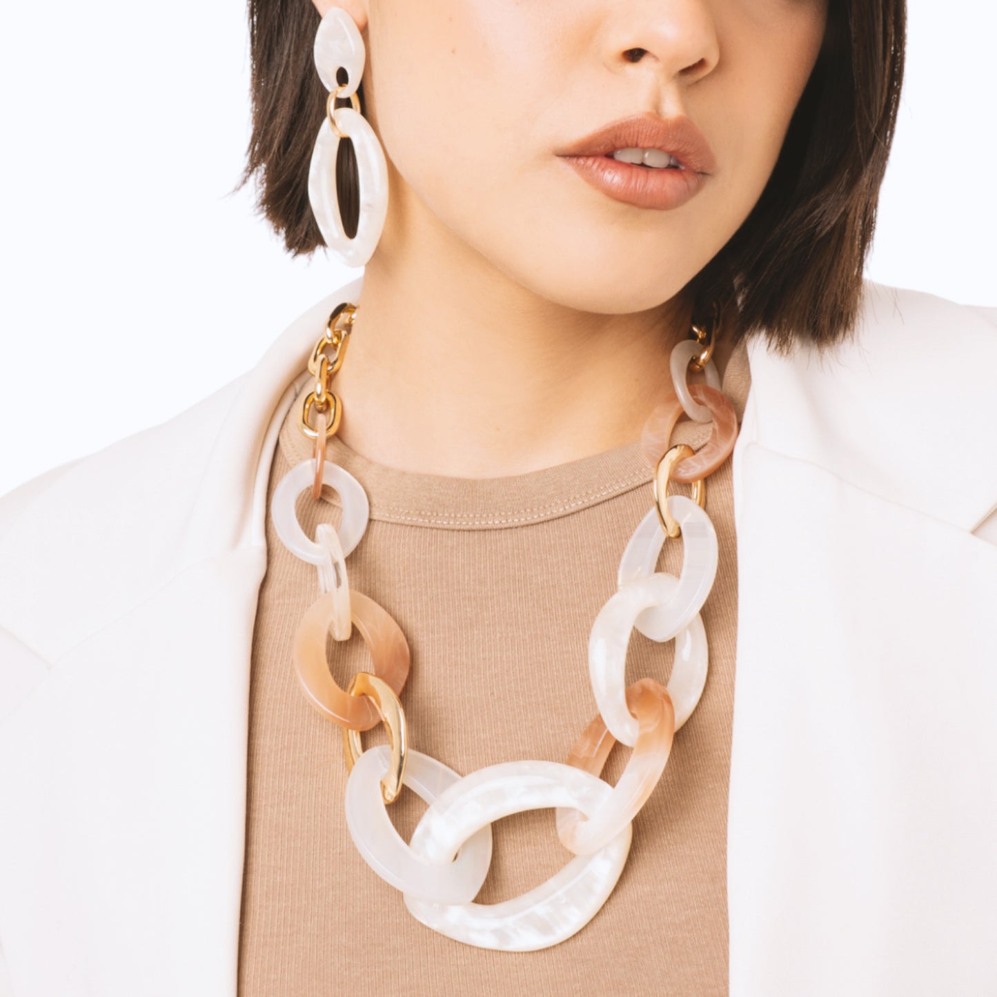 Collana girocollo a catena con inserti in acrilico ovali tono beige