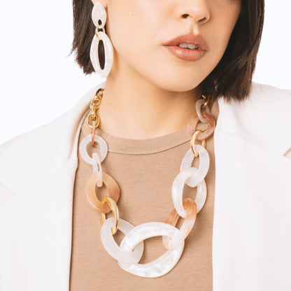 Collana girocollo a catena con inserti in acrilico ovali tono beige