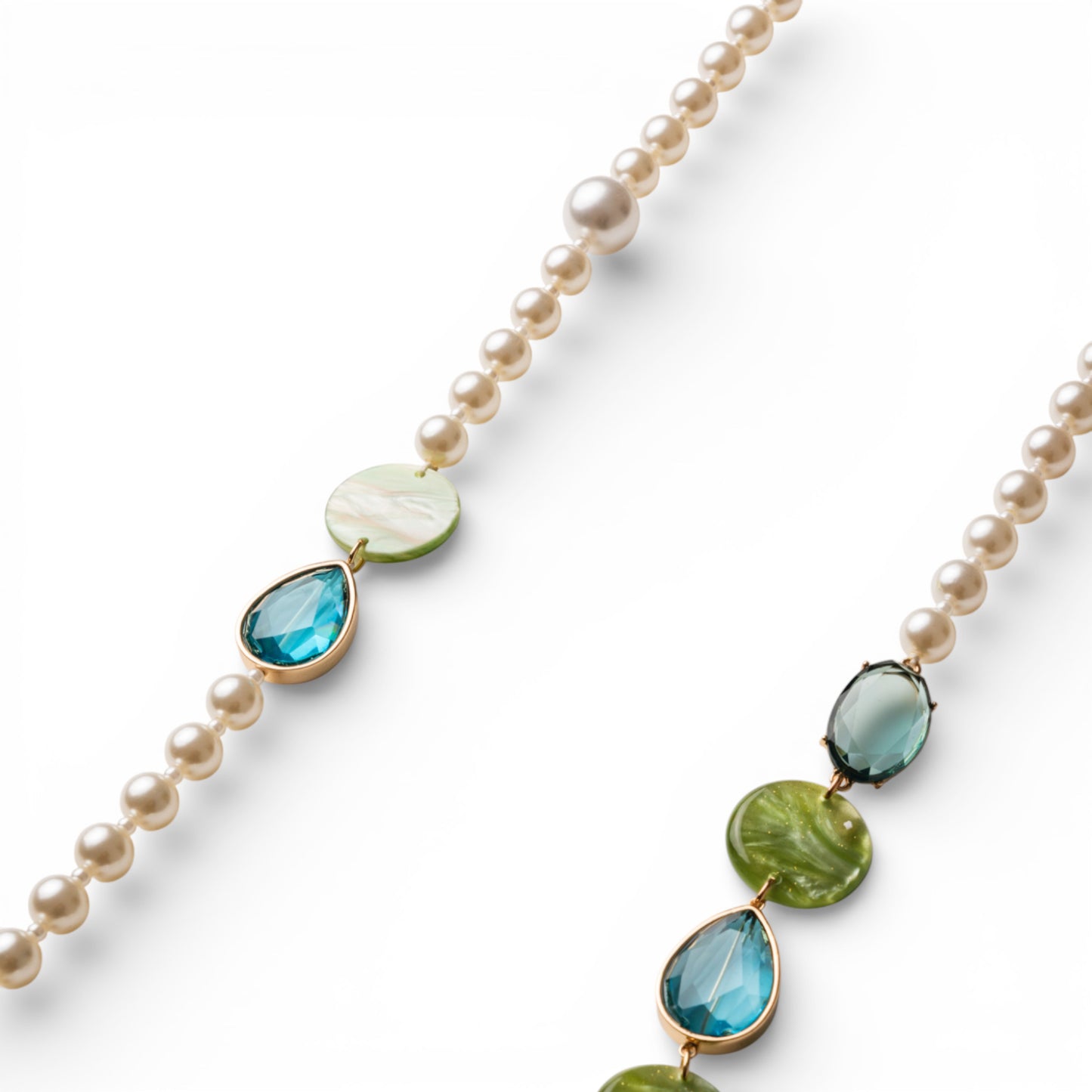Collana lunga con perle in acrilico ed inserti tono verde e blu