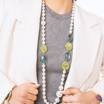 Collana lunga con perle in acrilico ed inserti tono verde e blu