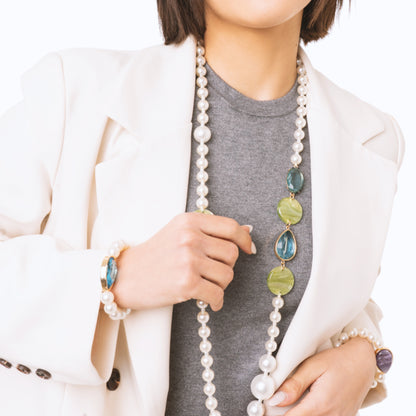 Collana lunga con perle in acrilico ed inserti tono verde e blu