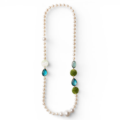 Collana lunga con perle in acrilico ed inserti tono verde e blu