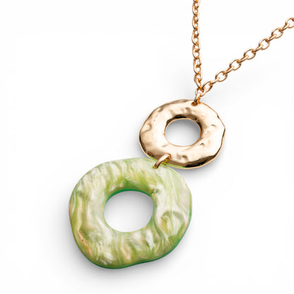 Collana girocollo a catena con doppio pendente in metallo ed acrilico circolare verde