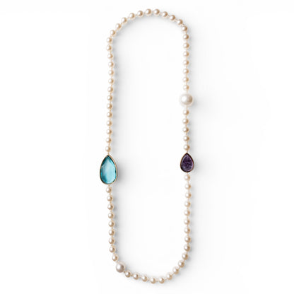 Collana lunga con perle in acrilico ed inserti in resina viola e blu