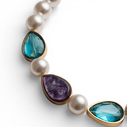 Collana girocollo con perle in acrilico ed inserti in resina a goccia viola e blu