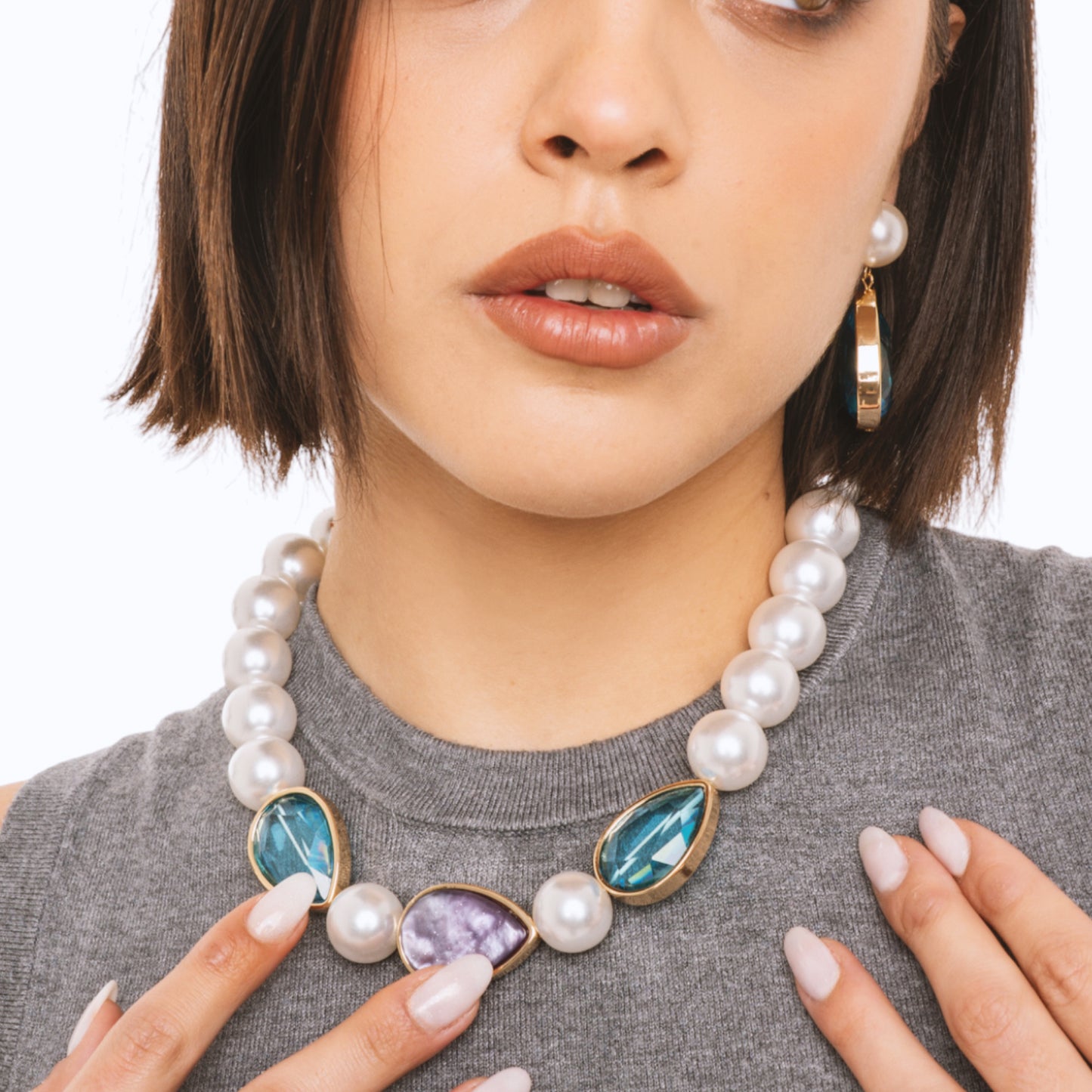 Collana girocollo con perle in acrilico ed inserti in resina a goccia viola e blu