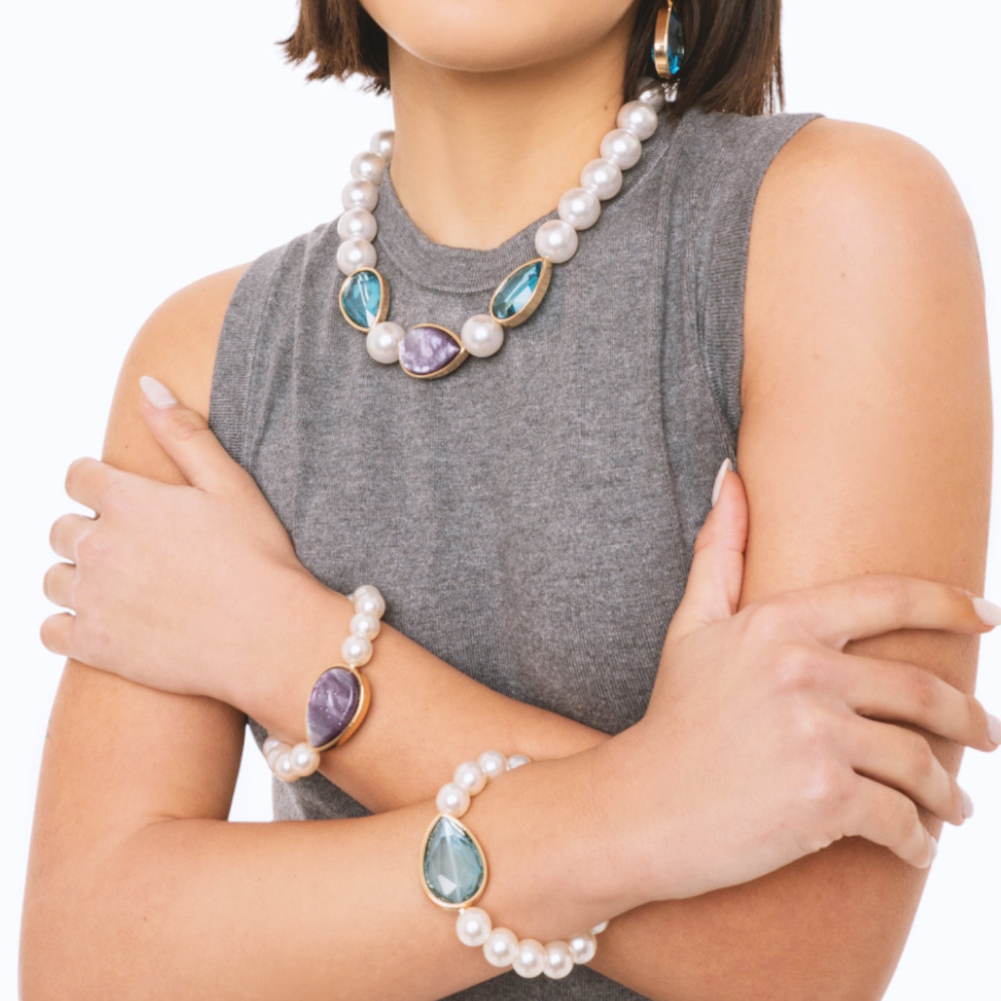 Collana girocollo con perle in acrilico ed inserti in resina a goccia viola e blu