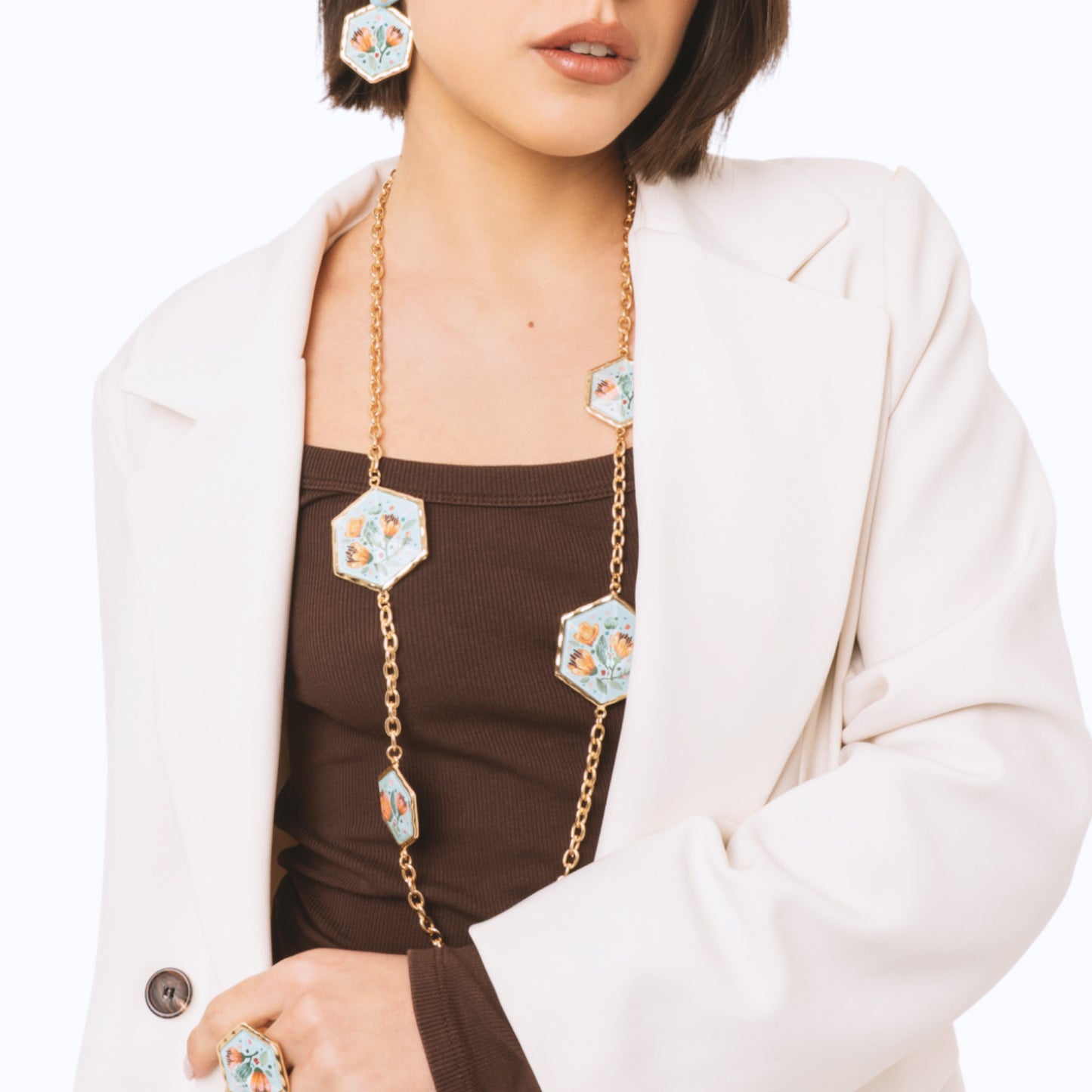 Collana lunga a catena con inserti esagonali in resina celeste design floreale