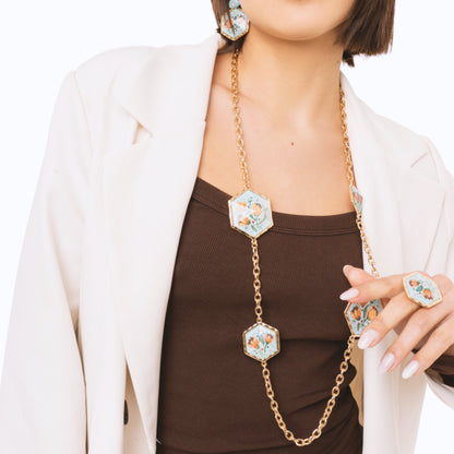 Collana lunga a catena con inserti esagonali in resina celeste design floreale