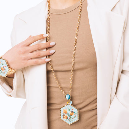 Collana lunga a catena con pendente a medaglione esagonale in resina celeste design floreale