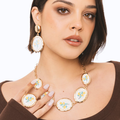 Collana girocollo a catena con inserti ovali in resina con design limoni